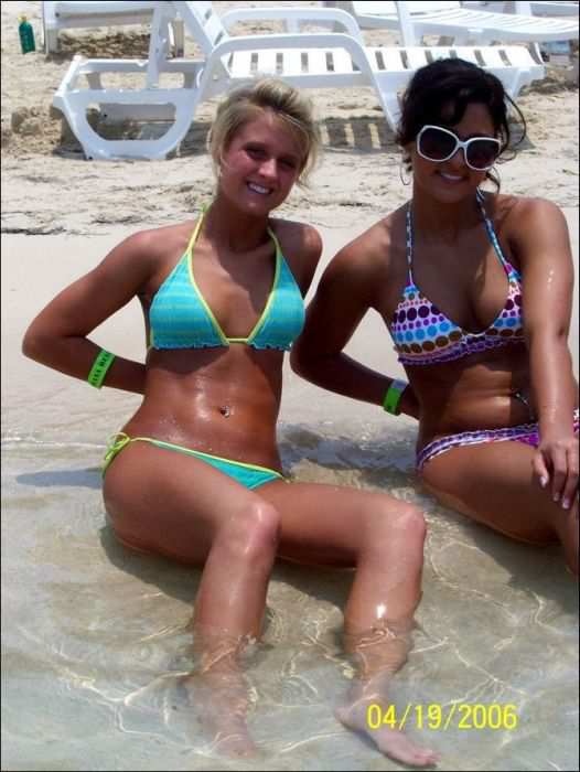 Симпатичные девушки загорают Симпатичные девушки загорают позитив