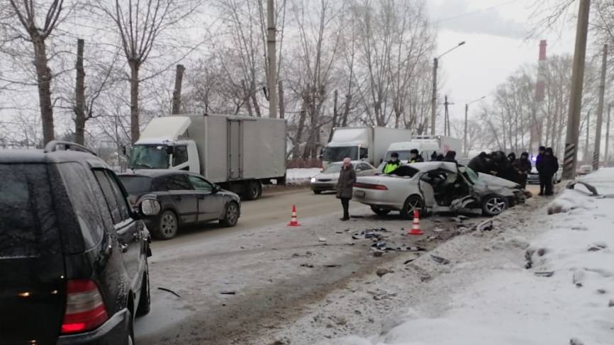 Водитель Toyota Mark II погиб в ДТП в Новосибирске Происшествия