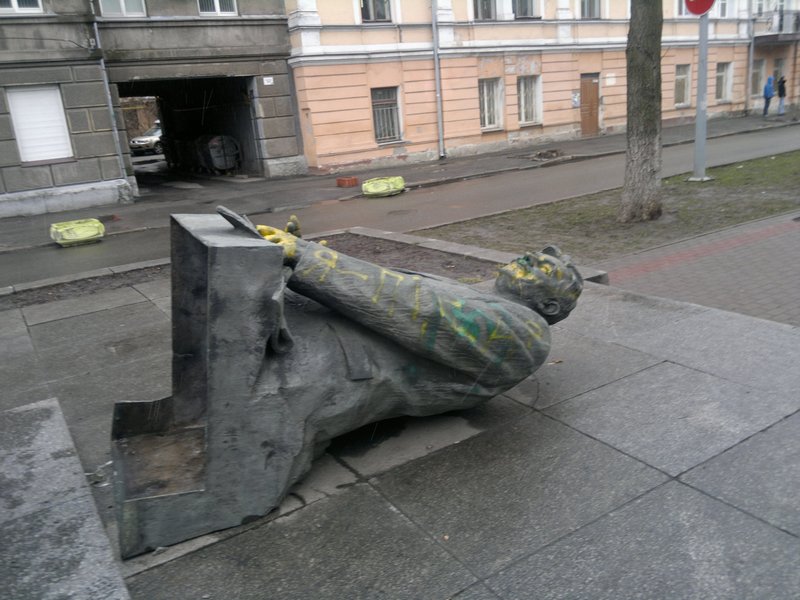 В Киеве снесли и обрисовали свастиками памятник учредителю ООН от Украины