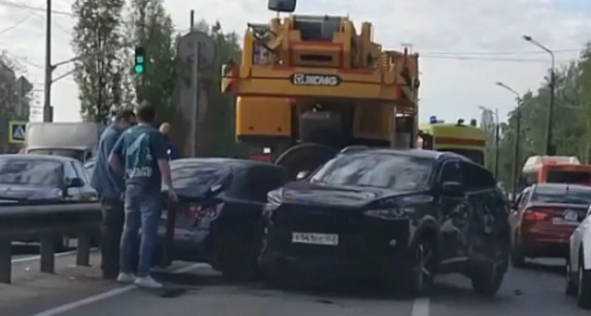 Автобус, кран и две легковушки столкнулись на ул. Удмуртской в Нижнем Новгороде