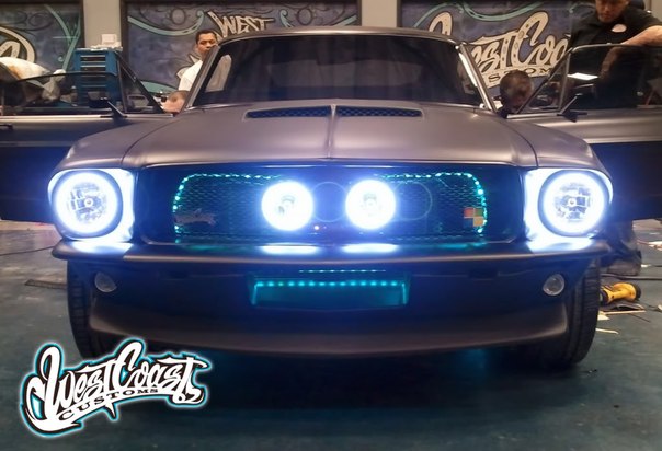 Автомобиль: MicrostangСовместный проект Microsoft и тюнинг ателье West Coast Customs был...