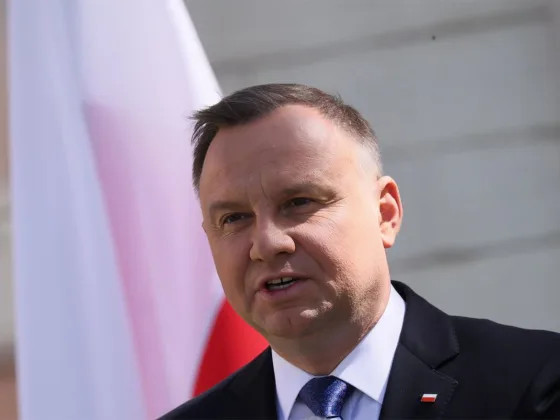 Президент Польши Дуда опозорился, упав в воду во время серфинга перед журналистами