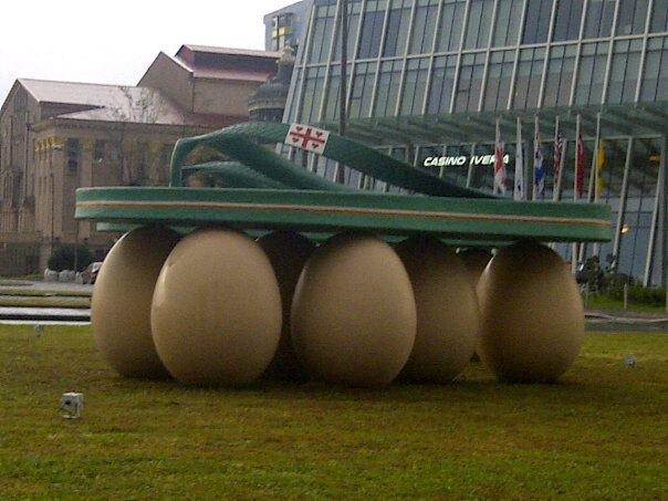 Обувь в искусстве: От изношенных башмаков Ван Гога и сапог Сталина до изящной женской туфельки с шедевром Боттичелли на стельке Обувь в искусстве: От изношенных башмаков Ван Гога и сапог Сталина до изящной женской туфельки с шедевром Боттичелли на стельке