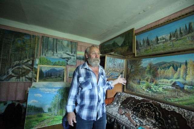 Александр Коминский изображет на картинах то, что видит в путешествиях: речки, ульи, цветы.