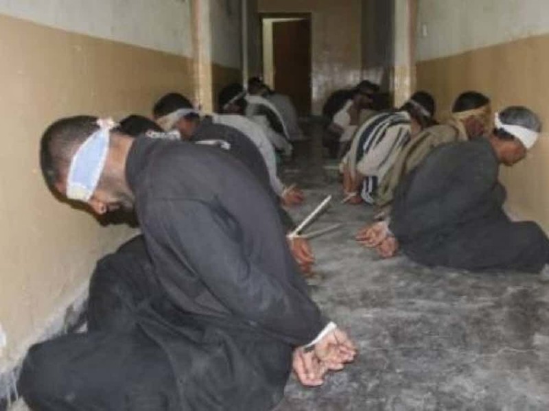 Поверка заключенных в сирийской тюрьме за решеткой, тюрьмы, фото