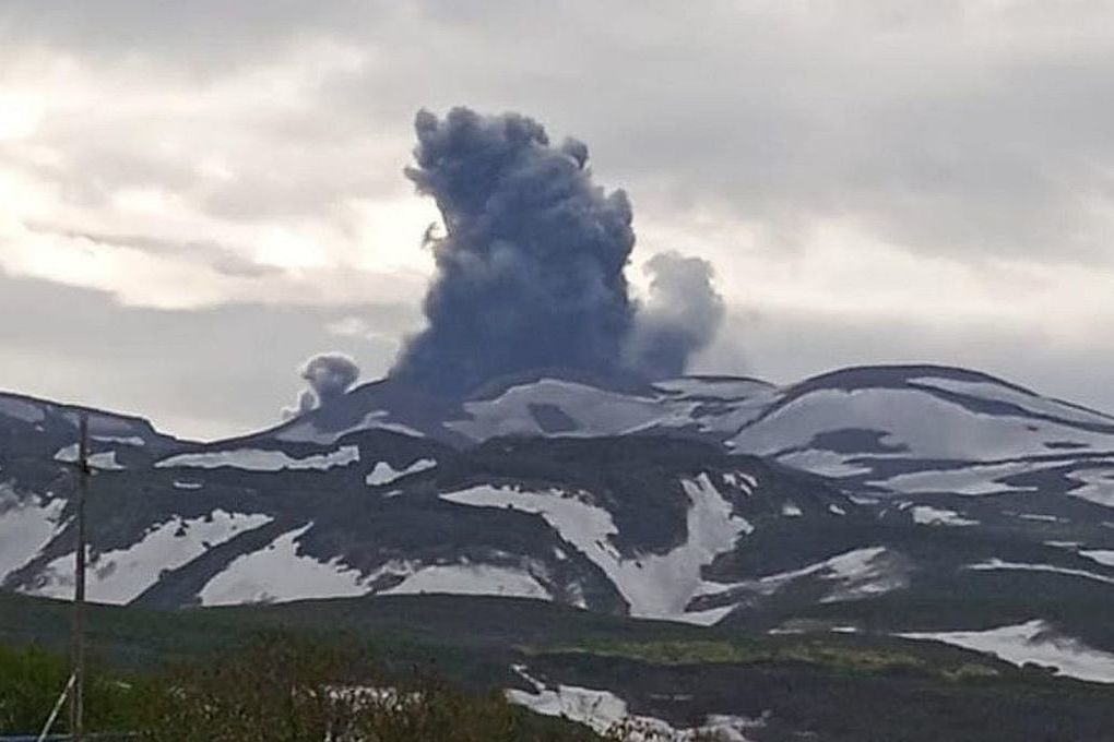 Вулкан Эбеко выбросил четырехкилометровый столб пепла на Курилах