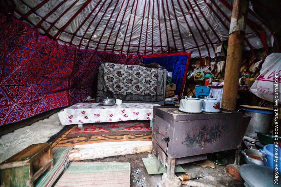 Как живут в киргизских юртах рублей, время, которое, называется, живут, около, внутри, чтобы, ставят, пастухи, стадо, много, джайлоо, получается, очень, переночевать, поэтому, только, собой, настоящий