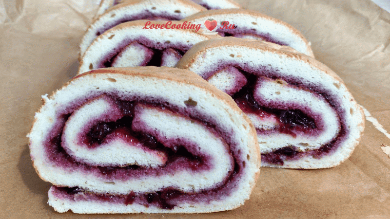 Бисквитный рулет с вареньем