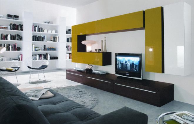 Современная модульная стенка в зоне для просмотра телевизора в минималистском стиле, которая идеально подчёркивает уникальность интерьера гостиной комнаты. 