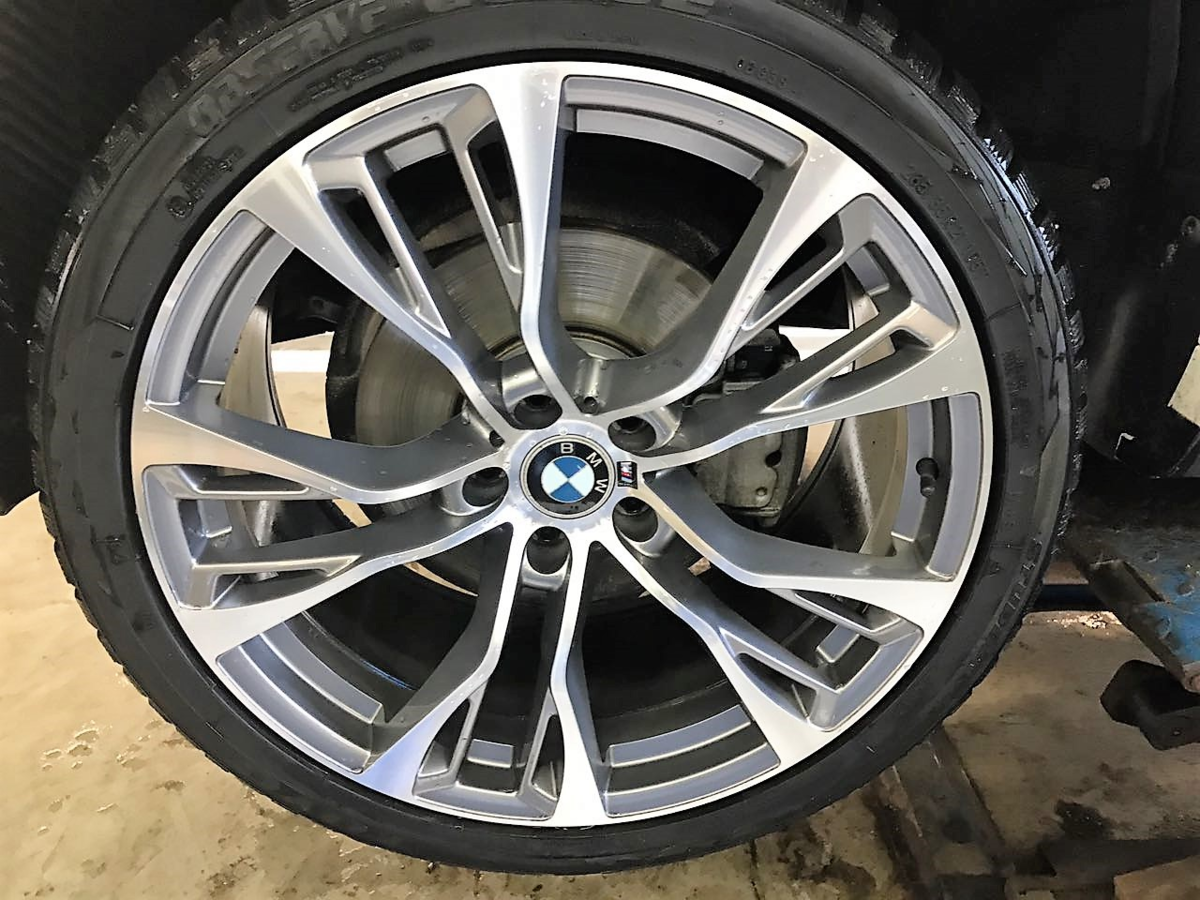 Мужики на СТО проучили богатого владельца БМВ — предложили  потрогать тормозные диски