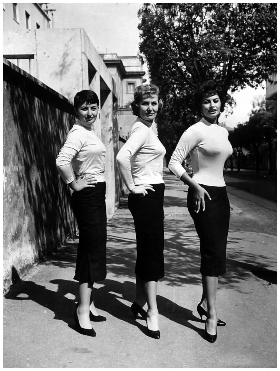 Sophia-Loren-with-her-mother-and-her-sister-dec-1957-Photo-Loomis-Dean.jpg