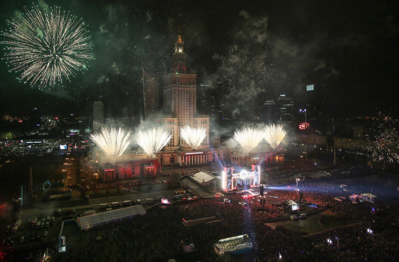 Фейерверк во время празднования Нового года в Варшаве, Польша, 01 января 2017. новый год, праздник, салют, фейрверк
