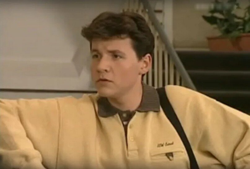 В 90-е годы на ТВ часто крутили такую рекламу: Сидят подростки на скамейке. И вдруг самый плотненький из них решил поинтересоваться на тему, какие мальчики нравятся юной девице.-6
