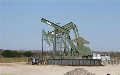 FILE PHOTO: A pump jack stands idle in Dewitt County, Texas January 13, 2016. REUTERS/Anna Driver/File Photo