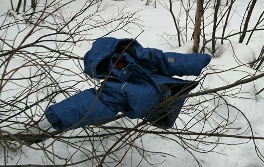 Подросток душил шнурком, раздел и закопал в снег школьника