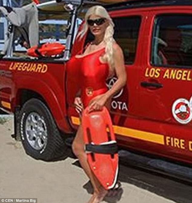 Мартина Биг на пляже Лос-Анджелеса в прошлом году Спасатели малибу, грудь, купальник, меланин, пластика, пластическая хирургия, фото, что творится