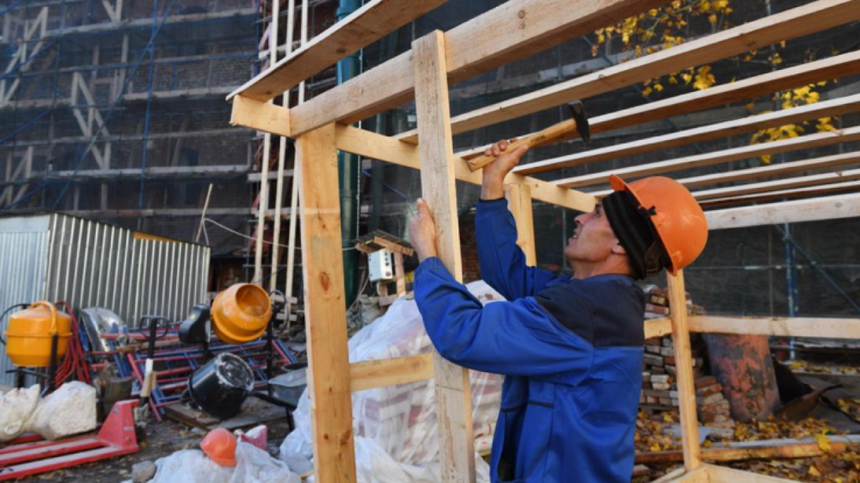 Исследователи «Зарплаты.ру» отметили дефицит кадров в строительной сфере