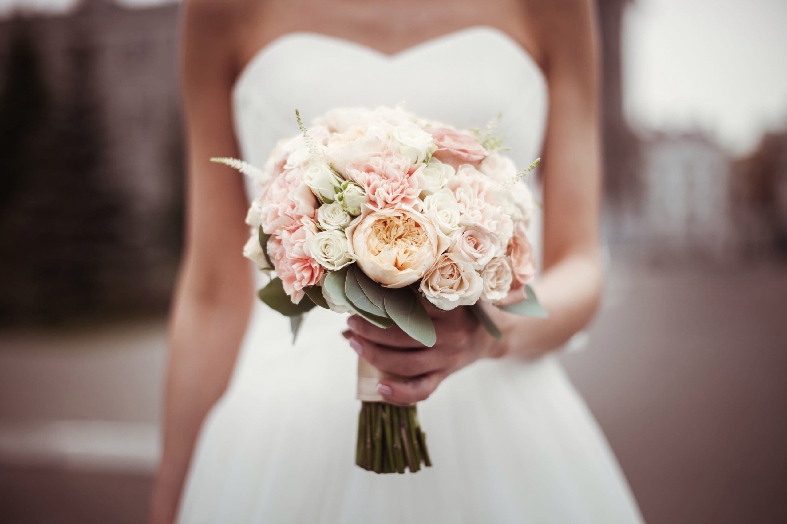 Идеальный акцент на свадьбе: как выбрать свадебный букет, который дополнит ваш образ