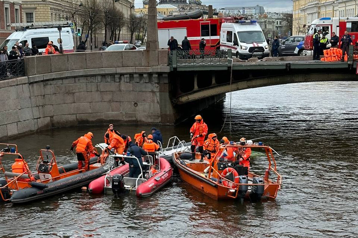 МЧС: в спасении людей из упавшего в реку автобуса задействовано 69 специалистов