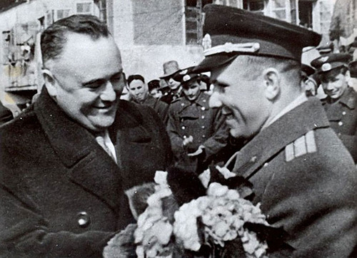 23 Королев поздравляет Гагарина с успешным завершением первого полета в космос, 29 апреля 1961 года.jpg