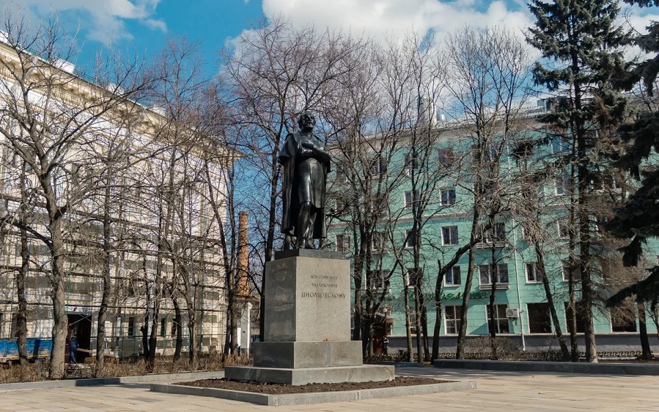 Первый г. Сквер покорителям космоса Брянск. Памятник Петру 1 в Рязани. Дом художника памятник Рязань памятник. Рязань ракета РГРТУ.