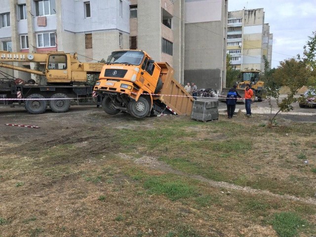 (Новости Симферополя) В Симферополе гружёный самосвал наполовину провалился под землю. 2