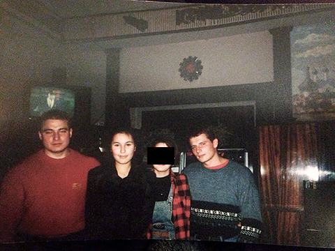 На фото слева направо: Ю.Ястребов по кличке "Зекан" с сожительницей (застрелены в 1997 г.) и А.Чичин по кличке "Лёня". Члены ОПГ с 1992 г.Оба обвинялись в покушении на братьев Бердниковых.