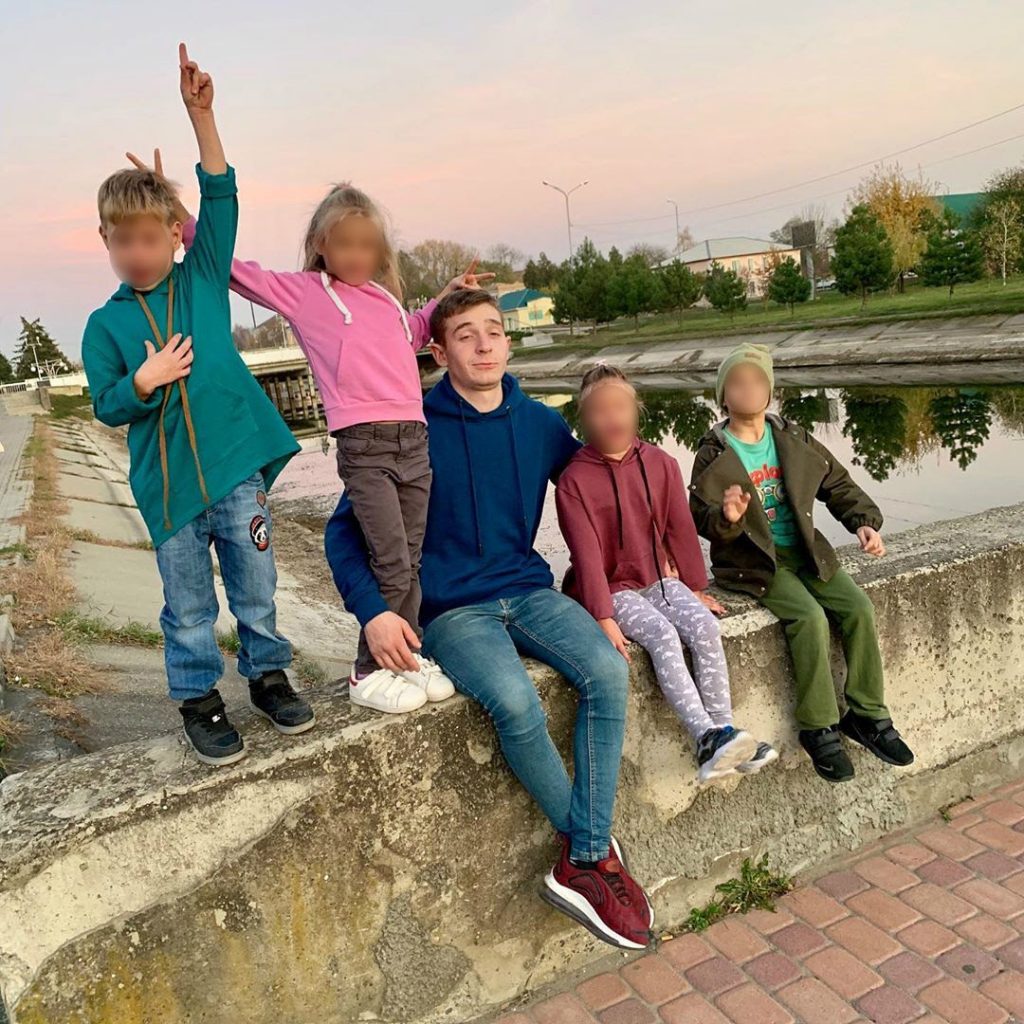 Кубанский триллер: блогерша, усыновившая пятерых детей, ушла от своего мужа к 20-летнему пасынку жизнь,семья и отношения