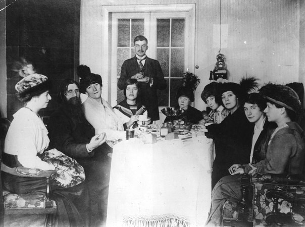 Григорий Распутин в кругу своих поклонниц, 1907 год. было, история, фото