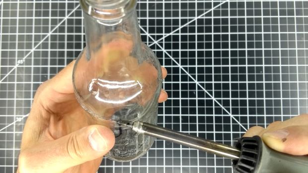 Простой способ проделать в стеклянной бутылке отверстие любой формы