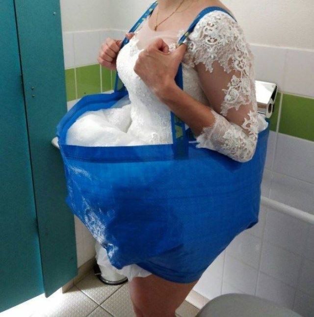 Зачем невесте в туалете хозяйственная сумка? 
