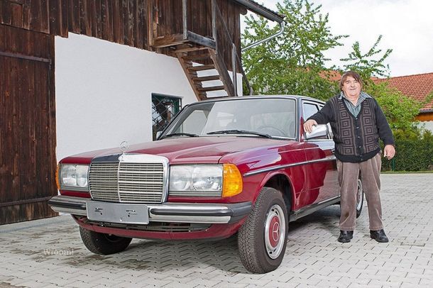 Безупречный Mercedes-Benz 240D W123 1985 года с пробегом всего 30 км и его идеальный брат близнец 1977 года рождения