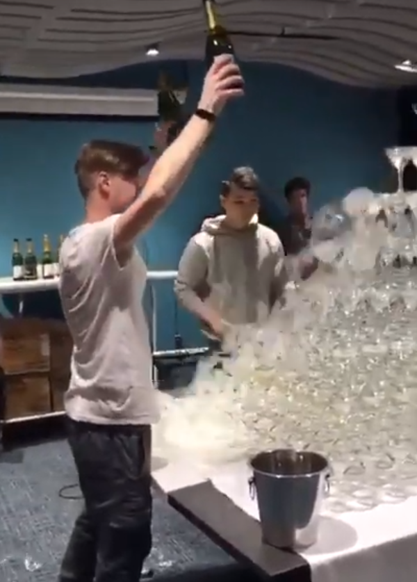 Как карточный домик: на корпоративе в банке бармен эффектно разбил "пирамиду" из бокалов Как карточный домик: на корпоративе в банке бармен эффектно разбил "пирамиду" из бокалов