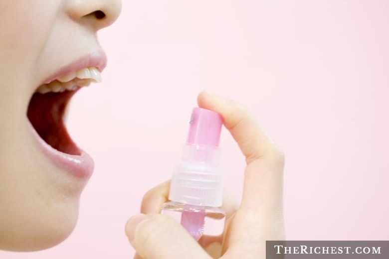 7. Не стоит маскировать неприятный запах изо рта жвачкой или освежителем для полости рта перед посещением стоматолога секрет, стоматолог, факт