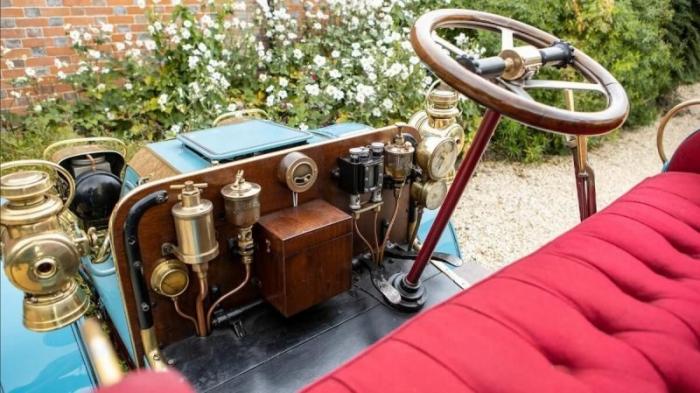 Один из первых автомобилей, выставлен на аукцион Один из первых автомобилей, выставлен на аукцион