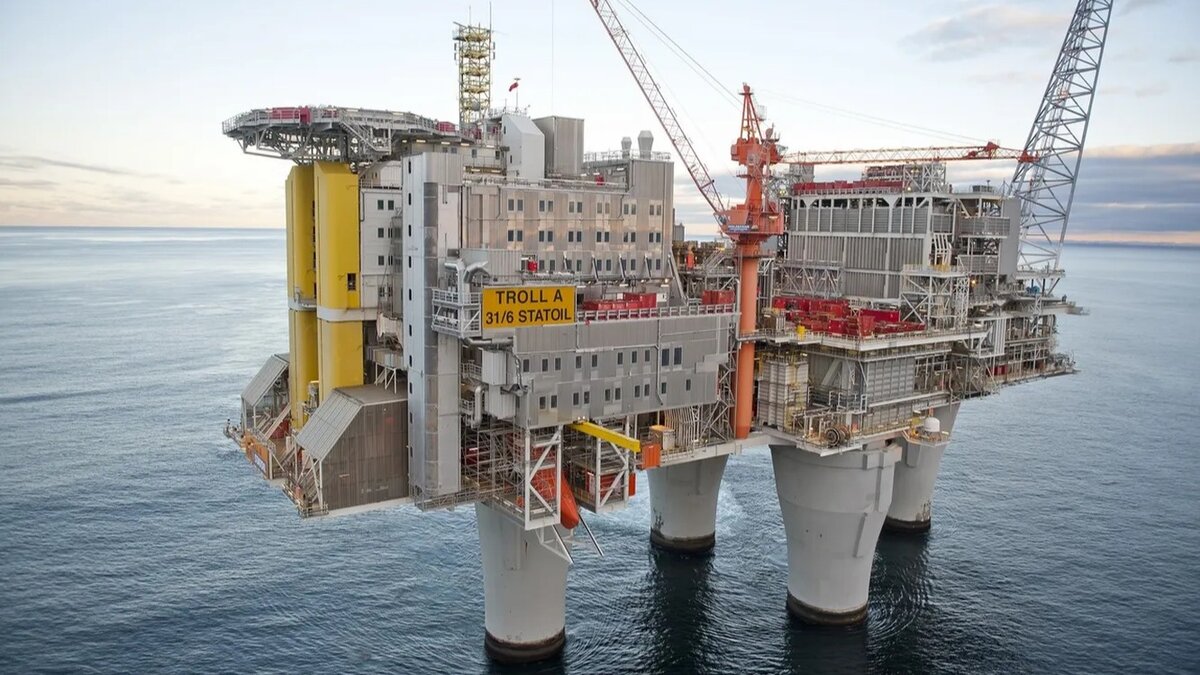 Норвежская платформа TROLL-A, установленная в Северном море - самое тяжёлое сооружение в мире, способное перемещаться. Вес 1,2 млн. тонн.