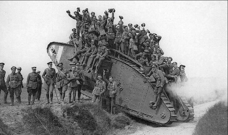 Британские солдаты на танке, 1917 год. Источник изображения wikimedia.commons