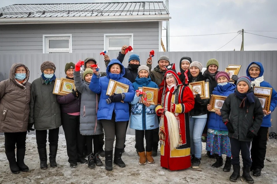 Пострадавшие от пожара жители якутского села Бясь-Кюель получили ключи от новых домов