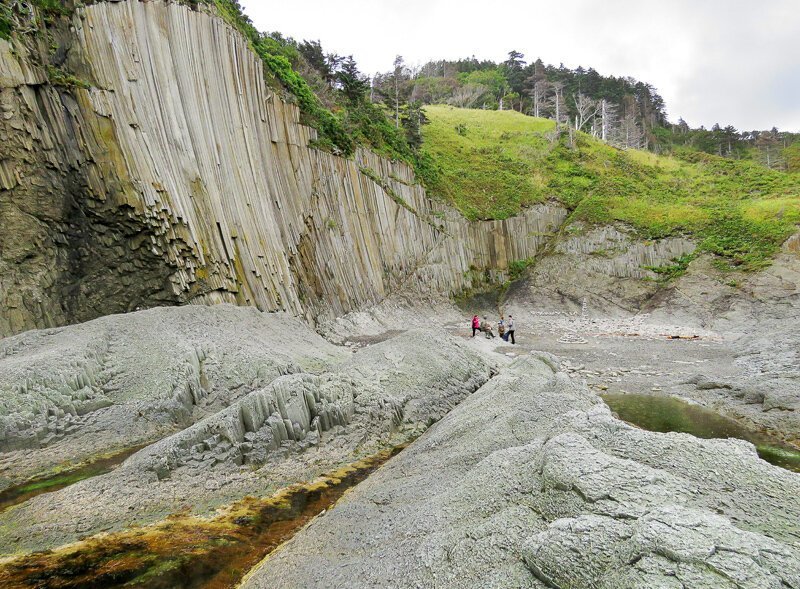 Кунашир: мыс Столбчатый Кунашир: мыс Столбчатый