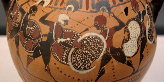 Изображение сражающихся греческих воинов на древней амфоре