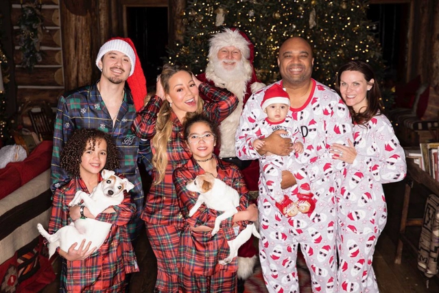Фотосессии в пижамах и шапках Санты: как Мэрайя Кэри, Риз Уизерспун, Джаред Лето и другие звезды встретили Рождество Хроника