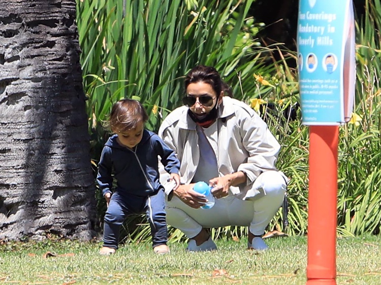 Познавая мир: Ева Лонгория и ее сын Сантьяго исследуют парк возле дома Познавая мир: Ева Лонгория и ее сын Сантьяго исследуют парк возле дома Дети,Дети знаменитостей