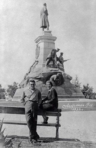 14 С женой Ксенией Максимилиановной Винцентини в Севастополе, 1932 год.jpg