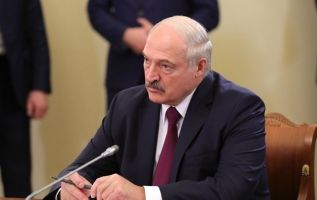 Лукашенко: связь народов Беларуси и Украины не должна дать трещину