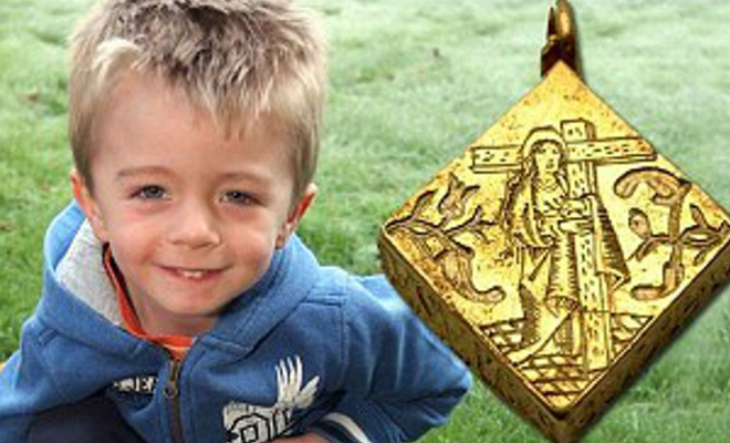 Школьник играл в поиск сокровищ и нашел золотой кулон за 3 миллиона долларов