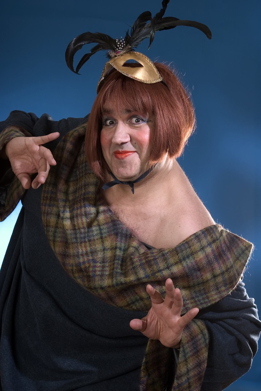 С.Садальский в роли Мисс Боэлс, "Мышеловка", режиссер В.Соломин