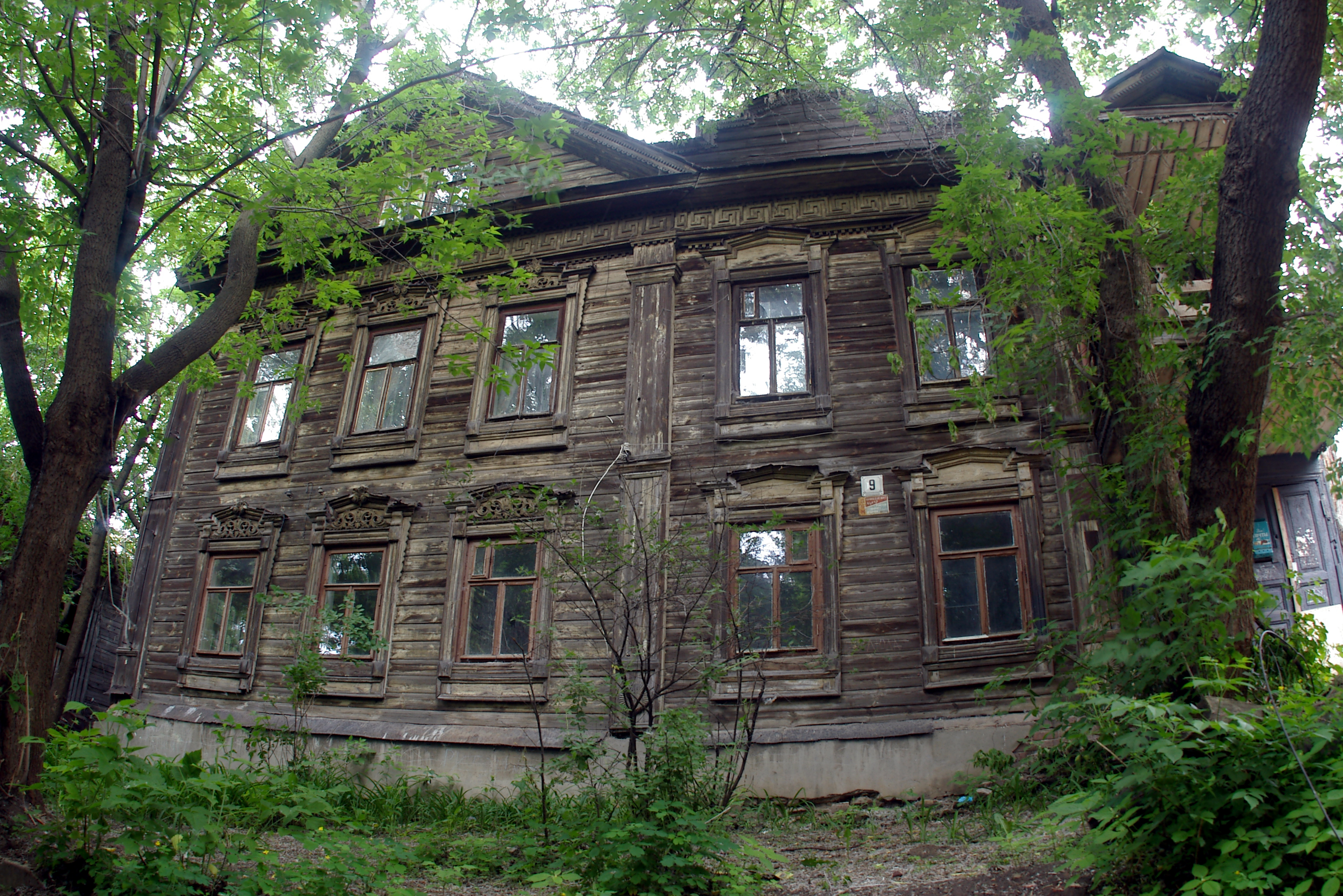 Жилье ветхих домов. Старый дом. Ветхий дом подмосковном городе. Двухэтажные жилые бараки Самара. Ветхие жилые дома Московской области.