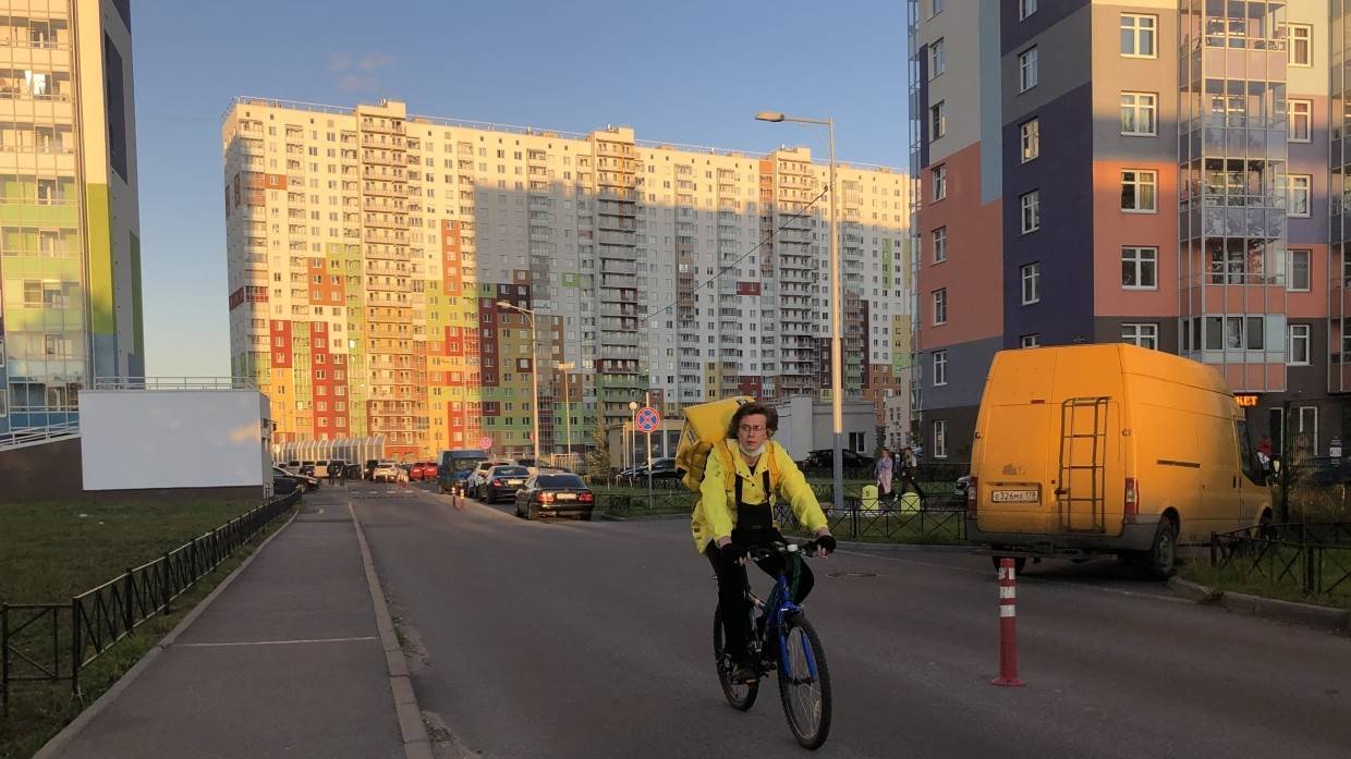 Курьеру службы доставки еды в Новосибирске распылили перцовый баллончик в лицо