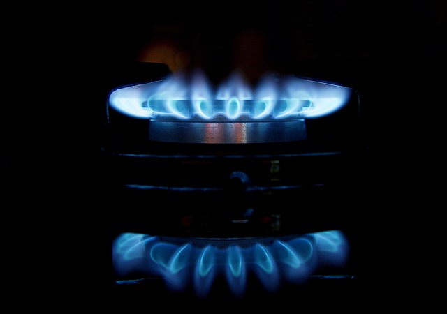 Фьючерсы на газ в Европе продолжают дешеветь, опускались примерно до $900 за тысячу кубов