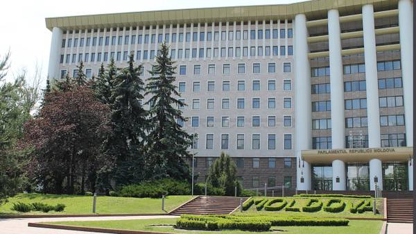 Молдавский парламент ввел в стране чрезвычайное положение из-за газовых цен